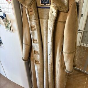 utex design Beige Faux Fur Trim Button Collared Long Overcoat
